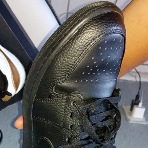 Jordan 1 mid black